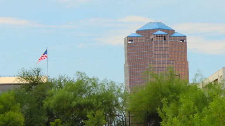 Exterior de un juzgado de Tucson y una bandera estadounidense, que representan a los tribunales locales en los que un abogado defensor especializado en casos de drogas de Tucson defiende a sus clientes.